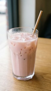 Café ghețată roz deschis, o băutură estetică perfectă și răcoritoare. — Roz deschis estetic Fundal