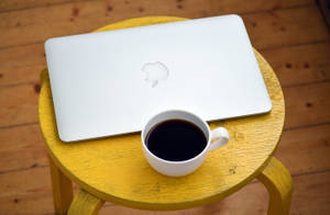 Café și Macbook Air — MacBook Air Fundal