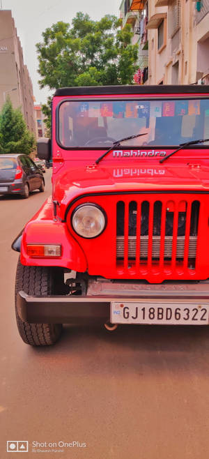 Camion Thar Roșu 4K — iPhone 16e Fundal
