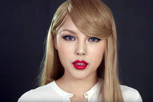 Taylor Swift păr drept și buze roșii perfecte fundal.