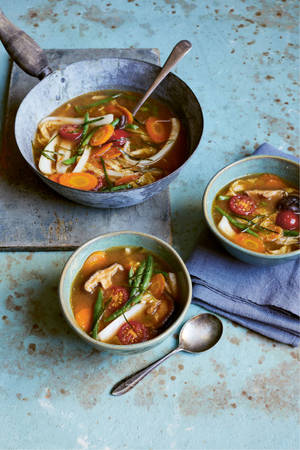 Caption: Vibrant and Delicious Tom Yum Soup for Two — Huawei MatePad Air (2026) Fundal