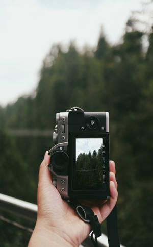 Fotografie cu mână care ține un fond de ecran retro de cameră. — Galaxy Tab S9 Ultra Fundal