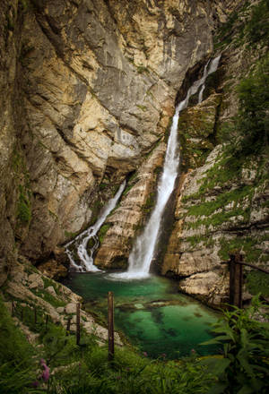 Fundal de perete cu Cascada Savica și munți stâncoși.
