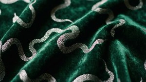 Catifea verde închisă cu modele de șerpi argintii pentru un wallpaper estetic Slytherin luxos.