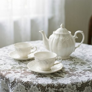 Un delicat set de ceai din porțelan alb pe dantelă, evocând eleganță atemporală. — Alb aesthetic Fundal