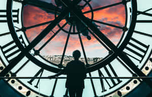 Ceas uriaș cu vedere la apus la Musée d'Orsay — Cer de apus Fundal
