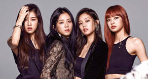 Wallpaper cu membrele Blackpink arătând feroce și elegante
