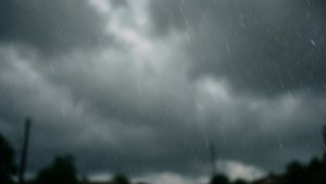 Un cer gri cu ploaie căzând, atmosferă mohorâtă și melancolică. — Vedere spre cer Fundal