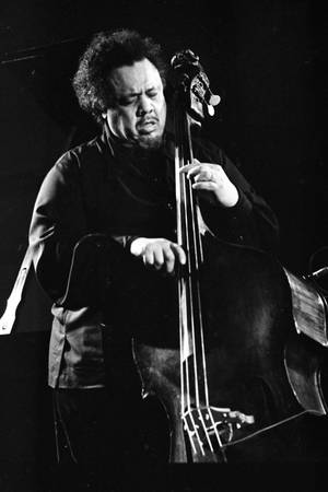 Charles Mingus cântând sufletist la chitară bas — Xiaomi Pad Fundal