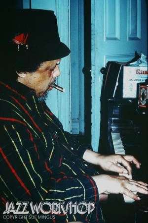 Charles Mingus cântând la pian — Huawei MatePad 12 X (2025) Fundal