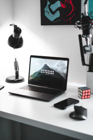 Configurație minimalistă de birou pentru iPhone — Xiaomi Pad 8 Fundal