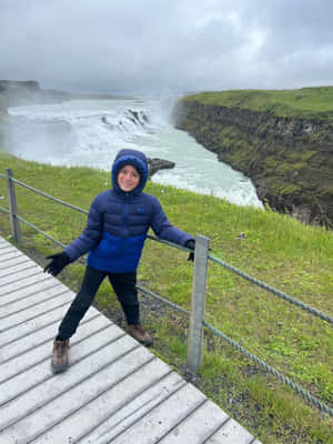 Copil Vizitând Cascada Gullfoss în Sud-Vestul Islandei — Cascadă Fundal