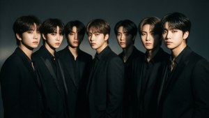 BTS în costume negre elegante, cu iluminare noir dramatică. — Bts grup foto GIF Fundal