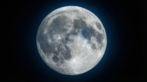 O vedere ultra-detaliată a suprafeței lunii pline, cu cratere și un halou albastru subtil. — Luna Fundal