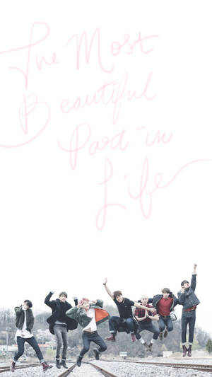 BTS sărind împreună și un citat pe fundal de wallpaper.