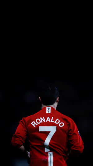 Cristiano Ronaldo executând un șut puternic pe teren