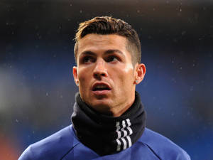 Cristiano Ronaldo fundal de perete portret din umăr.