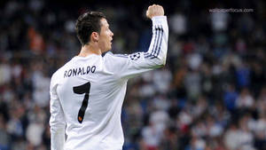 Cristiano Ronaldo fundal de perete cu pumnul strâns.