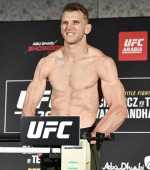 Dan Hooker zâmbind la cântar — Honor Magic V Fundal