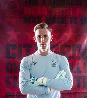 Dean Henderson cu brațele încrucișate — Nubia Fold Fundal