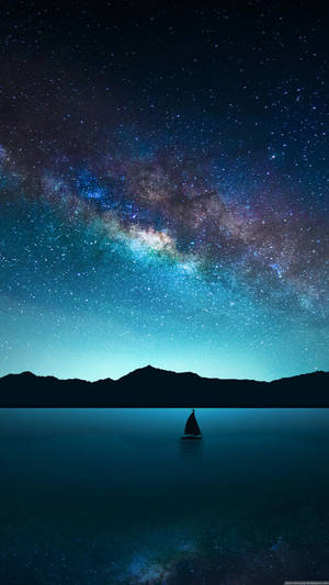 Wallpaper ecran de blocare cu Calea Lactee și ocean.
