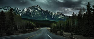 Wallpaper ultrawide cu un drum lung în mijlocul unei vederi de munte. — 3440x1440 Fundal