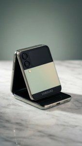 O fotografie elegantă de prezentare a Z Flip 5 pe marmură, care subliniază designul său compact.