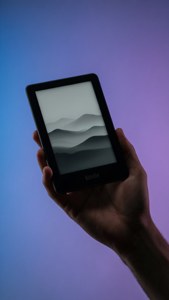 Un modern Kindle Oasis cu un fundal gradient, care scoate în evidență designul său premium. — Kindle Fundal