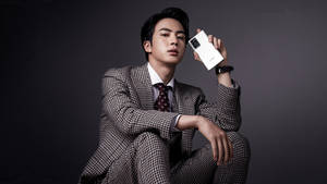 Estetic BTS Jin Modelând un Telefon — Estetic bts Fundal