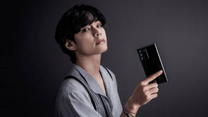 Estetică Bts V Modelând Telefonul — Bts estetică Fundal