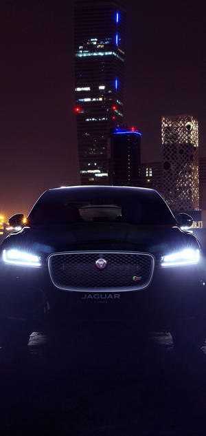 Mașină Jaguar neagră noaptea, cu farurile aprinse, wallpaper