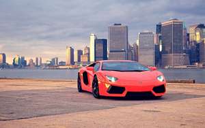 Tapet auto cu un Lamborghini Aventador roșu în Brooklyn Bridge Park.