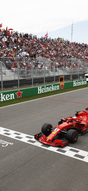 F1 iPhone Vettel Finish Line — iPhone 16e Fundal