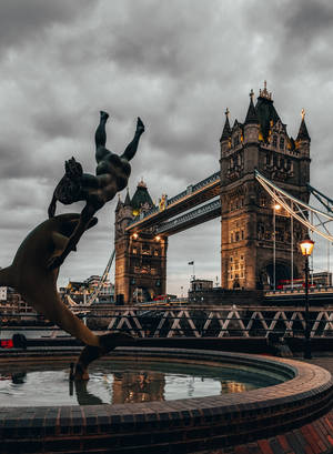 Fântână lângă Tower Bridge wallpaper — Twilight Fundal