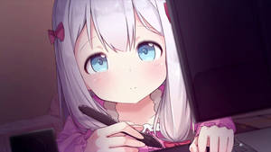 Fond de ecran cu o fată anime drăguță, Izumi Sagiri, scriind ceva în timp ce se uită la un laptop