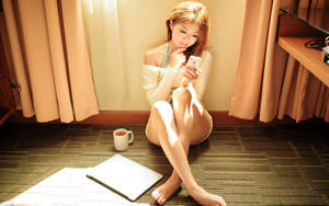 Femeie la Telefon 2560x1600 — 2560x1080 Fundal