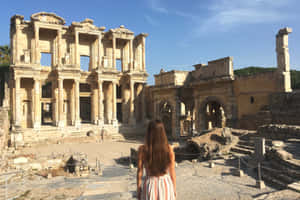Femeie privind ruinele Bibliotecii Celsus — Cerul albastru Fundal
