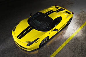 Ferrari 458 Spider galbenă, variantă de mașină sport, fundal.