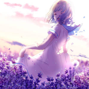 Fetita anime kawaii pe un camp de flori