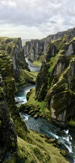 Wallpaper canionul Fjaðrá Islanda — iPhone 15 Pro Max Fundal