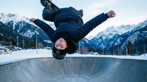 Un skater boy executând un flip 360 într-o halfpipe într-un peisaj montan înzăpezdit. — Estetică skater boy Fundal