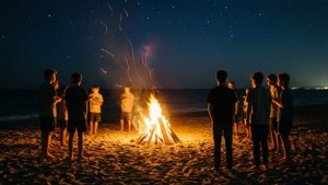 Adolescenți adunați în jurul unui foc de tabără pe plajă în Ocean Waves. — Valuri oceanice Fundal