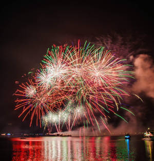 Focuri de artificii de Crăciun de înaltă rezoluție — Pixel 10 Pro Fold Fundal
