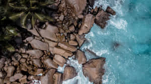 Formațiuni rocă aeriană plajă valuri — Ocean Fundal