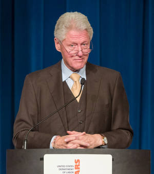 Fostul Președinte Bill Clinton Ținând un Discurs — Honor Magic V Flip 2 Fundal