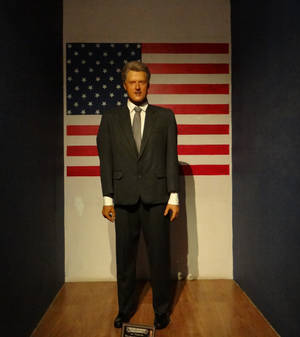 Fostul președinte american Bill Clinton ținând un discurs — Honor Magic V Fundal