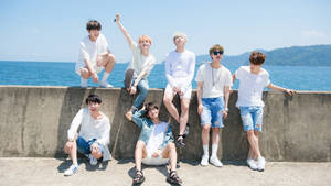 Fotografie de grup BTS lângă ocean wallpaper — Bts grup foto GIF Fundal