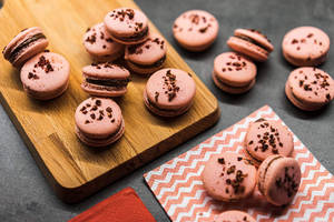 Fotografie estetică de macarons în nuanțe pastel de roz