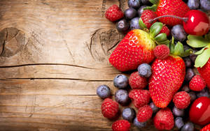 Assorted Berries On Wood wallpaper — 16:10 Fundal