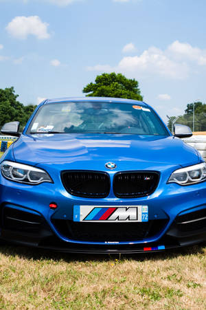 Frumoasă BMW Albastră pe un Circuit de Curse — Xiaomi Pad Fundal
